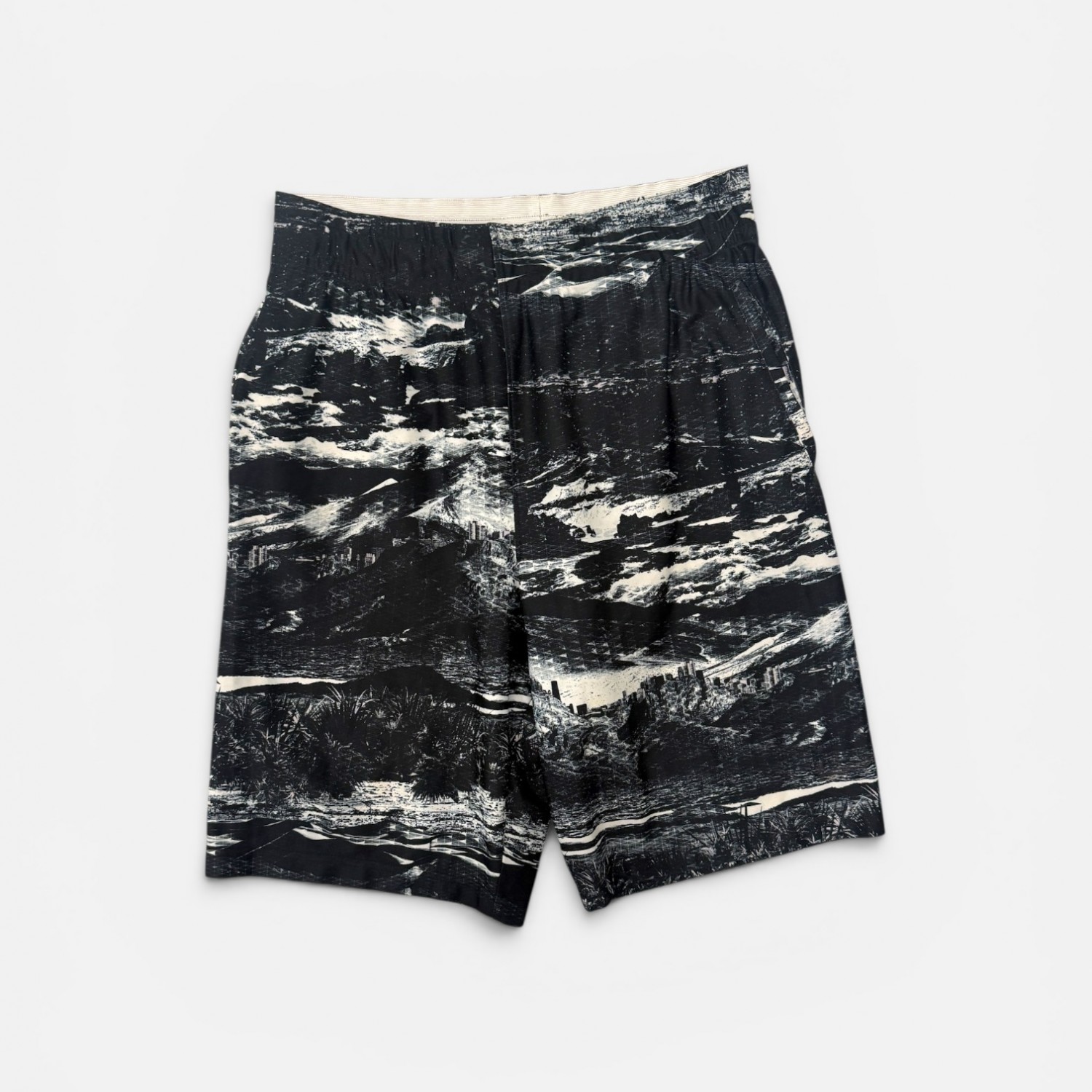 Μαύρη–Λευκή Βερμούδα με Landscape All-Over Print